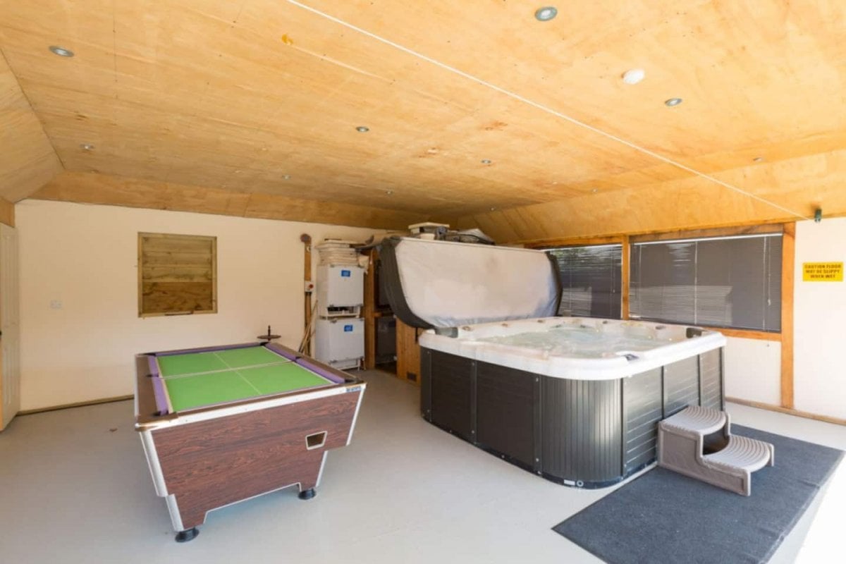 Oakleigh Farm Dairy: hot tub and games area