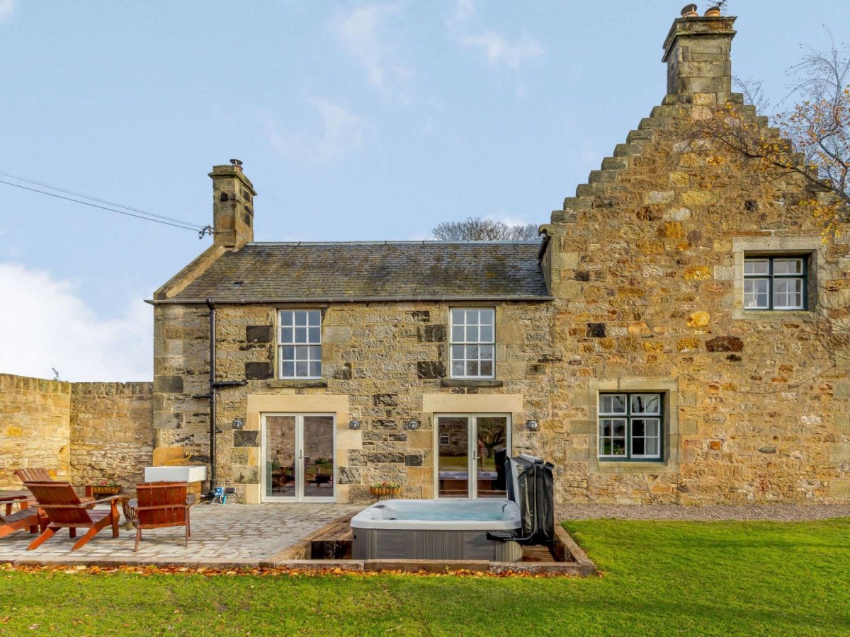 Corn Bunting House - patio area and hot tub