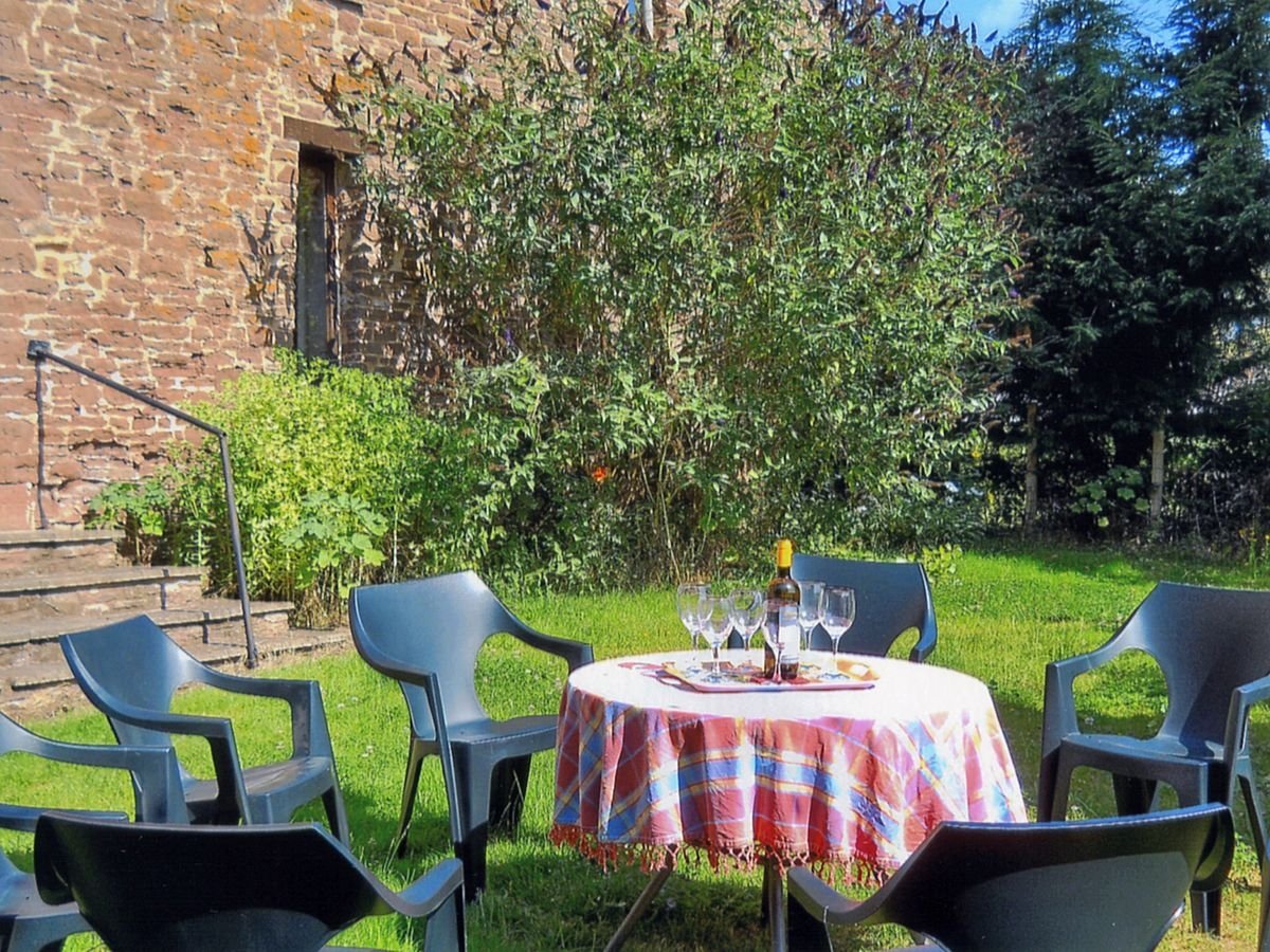 Garden area for al fresco dining at Newcourt Farm