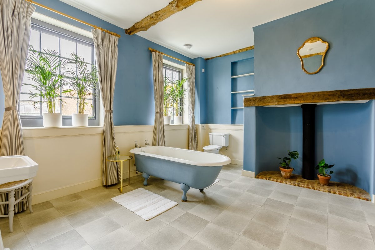 Sandon Manor - second spacious bathroom with roll top bath.