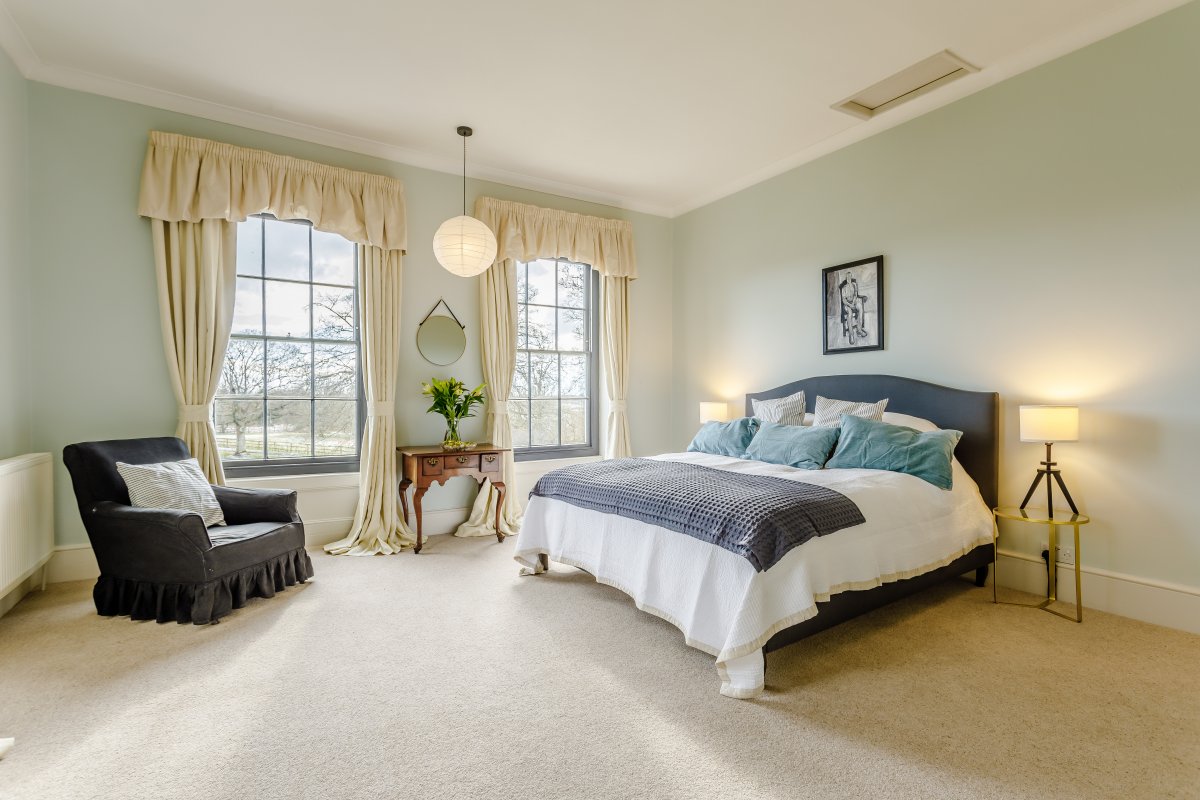 Sandon Manor - roomy king size with stylish soft furnishings