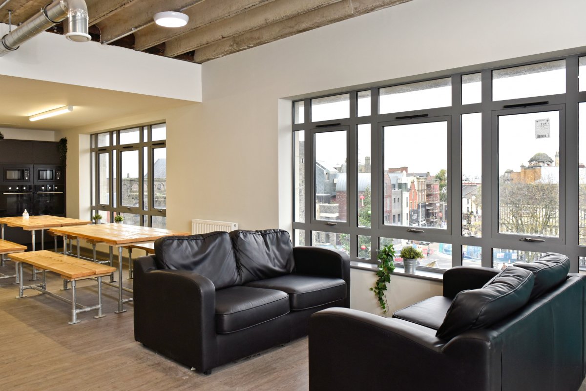 Cwtsh Hostel - comfy sofas in the shared living space