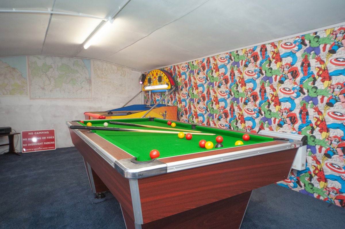 Sands Farm Cottages - pool table in games room