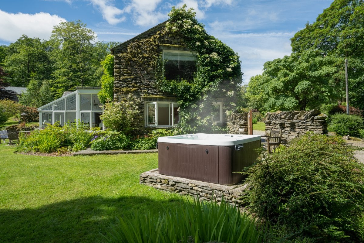 Riverside cottage hot tub