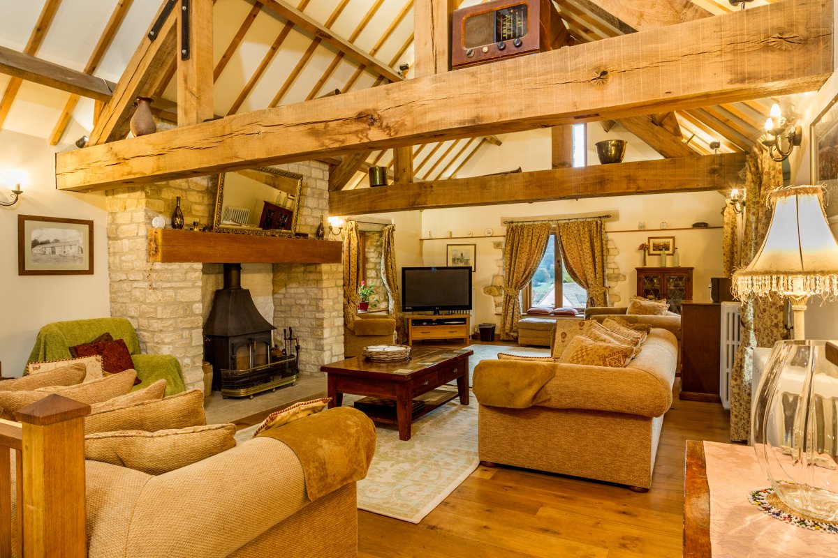 Rustic elegance: Lounge with oak beams.