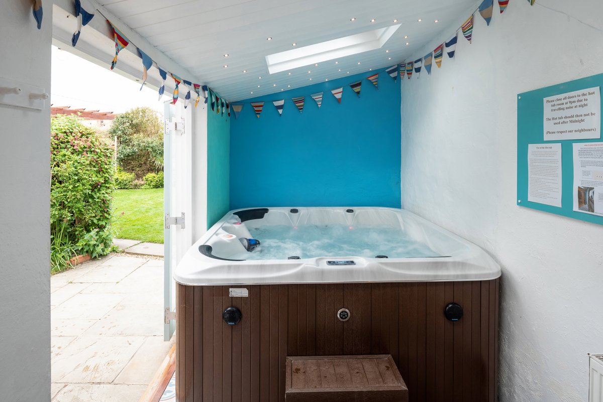 Beach House Mundesley - the hot tub, under cover
