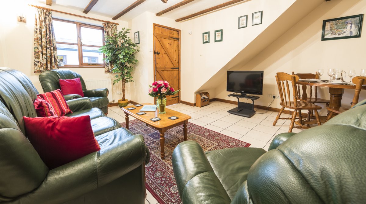 Deanwood Holiday Cottages - Bluebell lounge and dining area