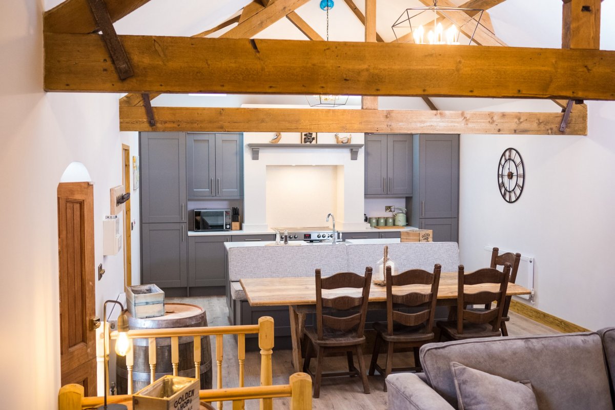 Cheesemans Farm - The Stable open plan living with a dining table seating up to 10