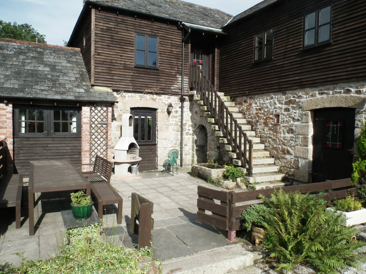 Gulliver cottage sleeps 12 and its spacious patio
