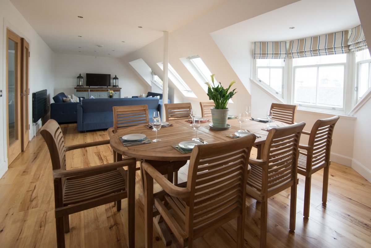 Space for sitting and dinning, table extends