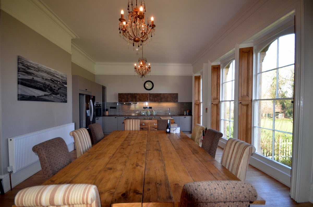 Flexible dining space to suit different size groups