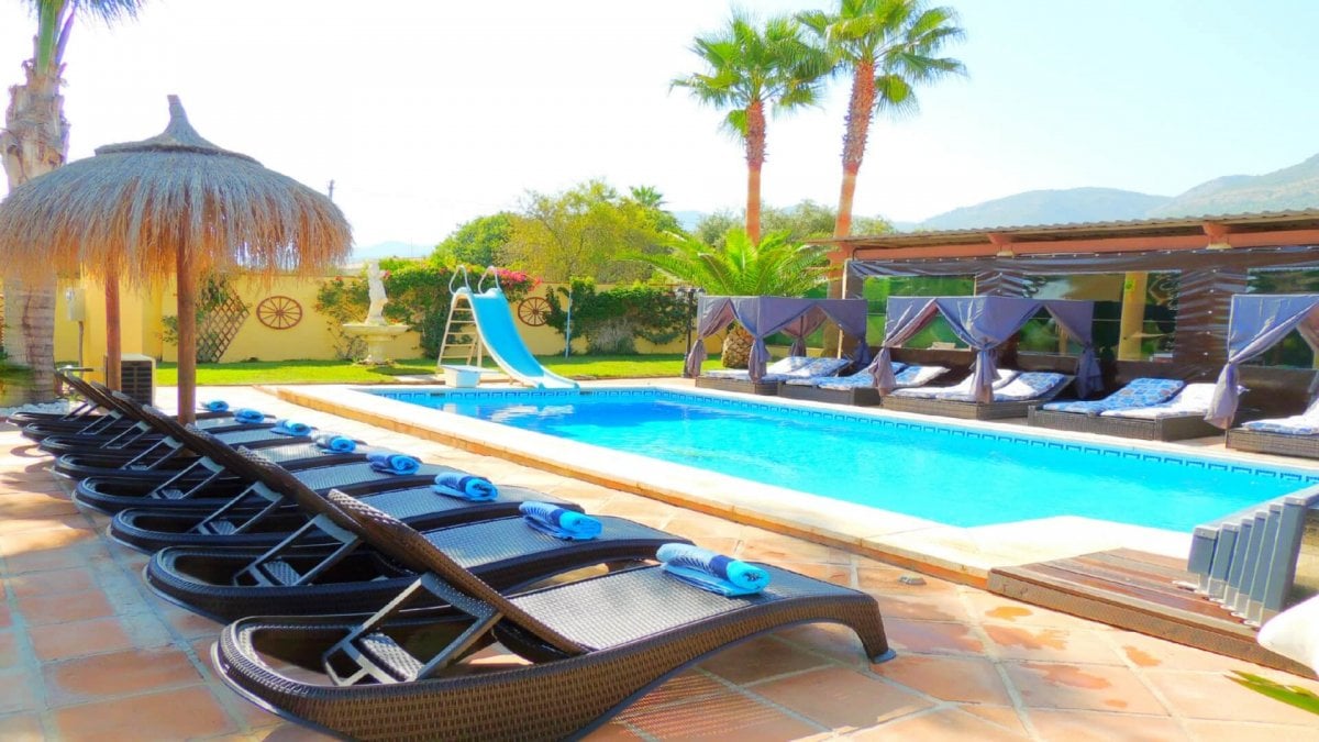 Heated swimming pool, luxury sun loungers
