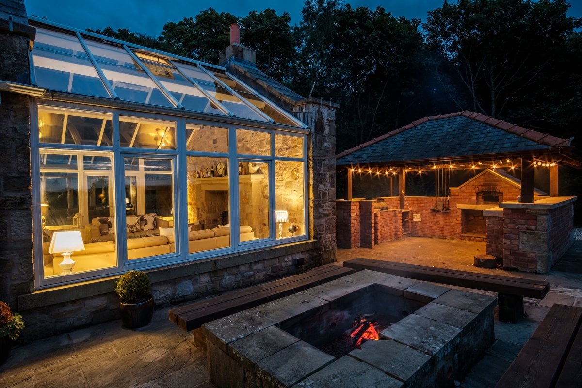 Fire pit and Pizza Oven at Woodpecker Cottage