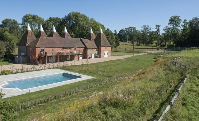 Finchcocks Oast, a beautifully converted Victorian Oast House surrounded by traditional hop gardens and farmland, is located on the border between Kent and East Sussex and sits within one of Kent’s prettiest Areas of Outstanding Natural Beauty.