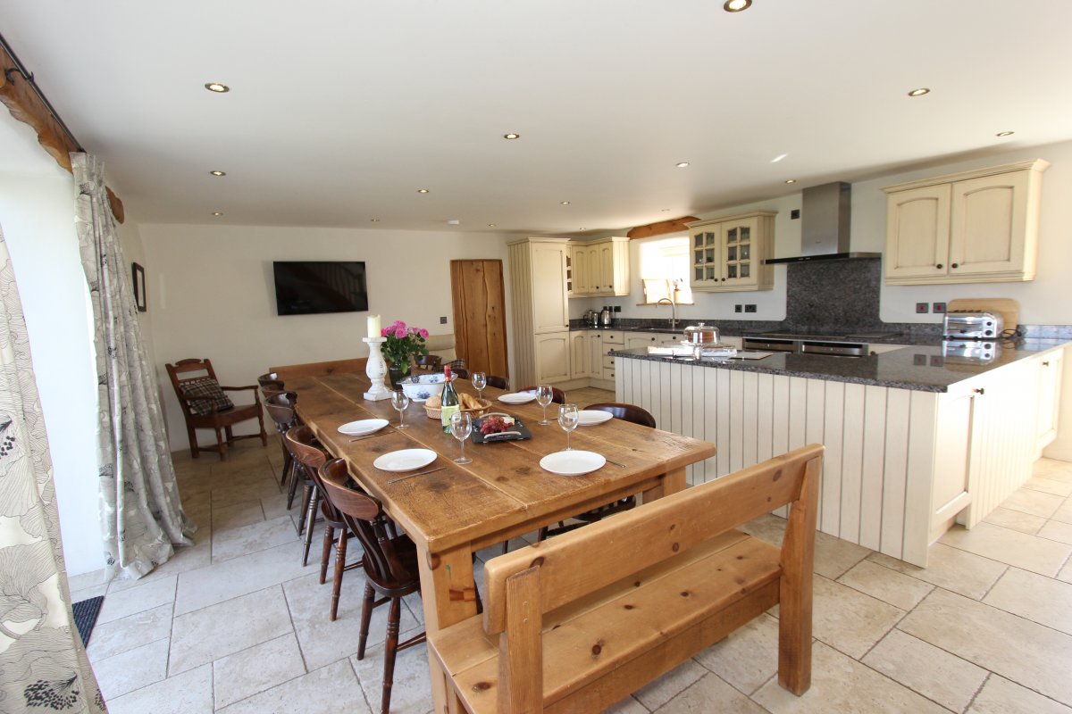 Great for meals together in the kitchen in Gadlas