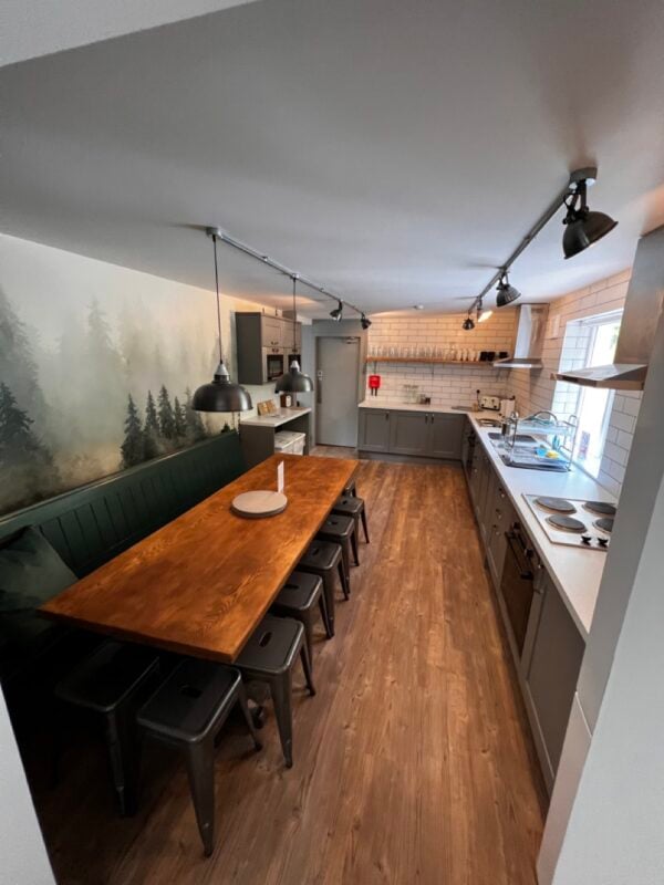 Kailzie Big Lodge - well equipped kitchen with dining area seating 17