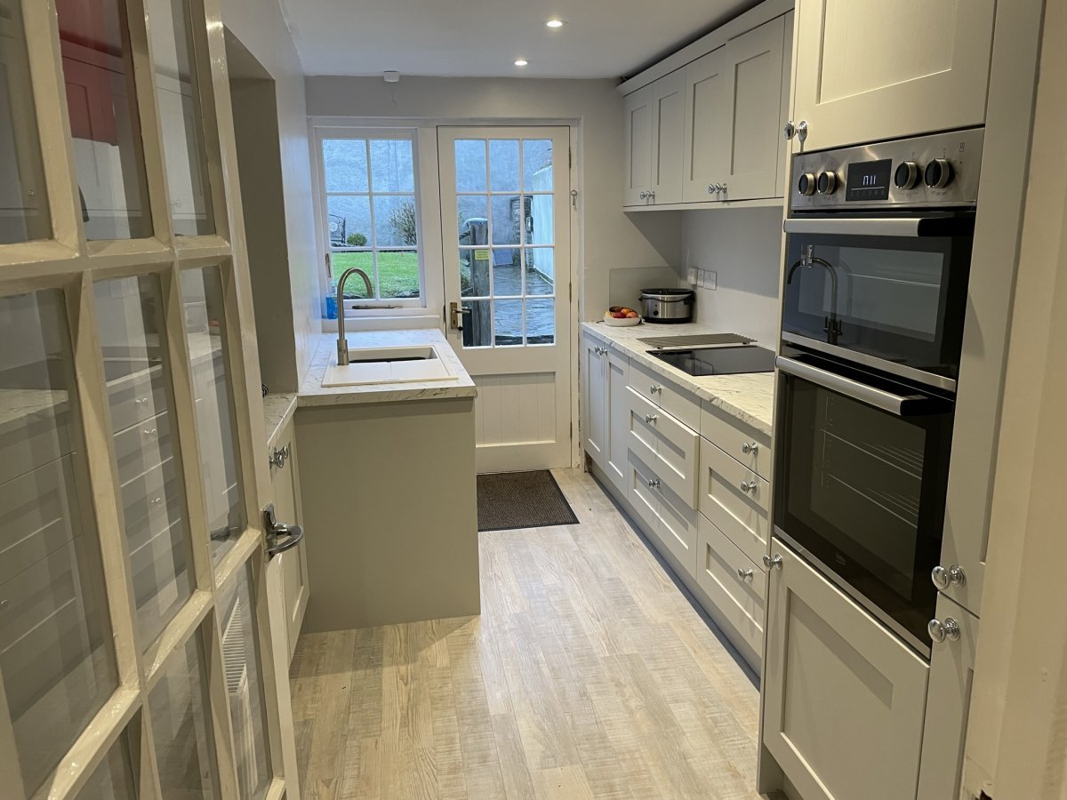 Dolphin House - well equipped kitchen with access to rear garden