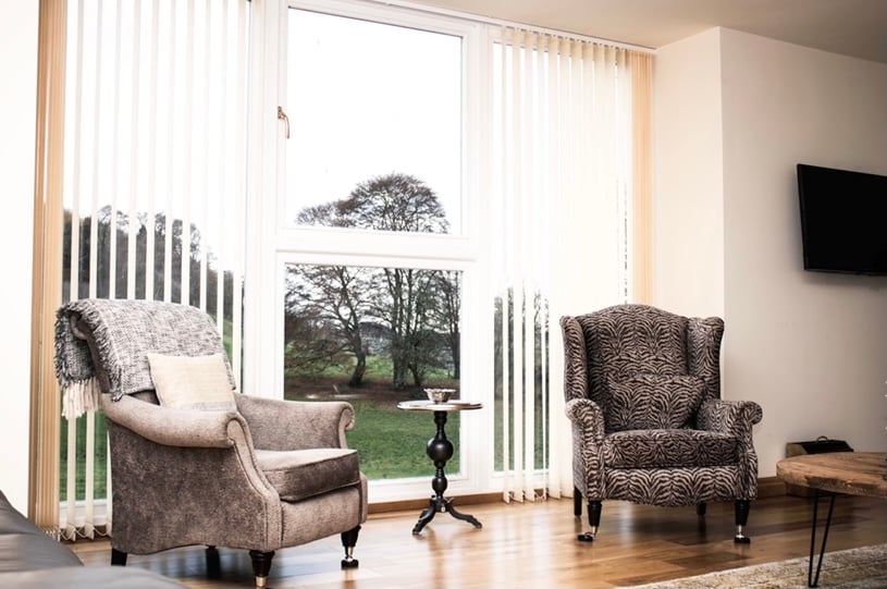 Living Room window seating - Comfortable space to relax and take in the views