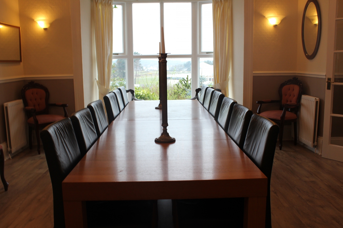 Dining table seats 20, great for gatherings