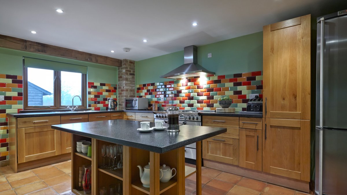 Anstey Grove Barn - spacious kitchen for self catering