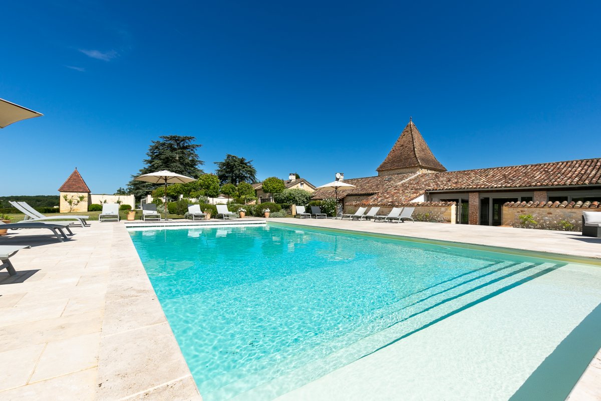 La Balie - plenty of sun loungers and shade