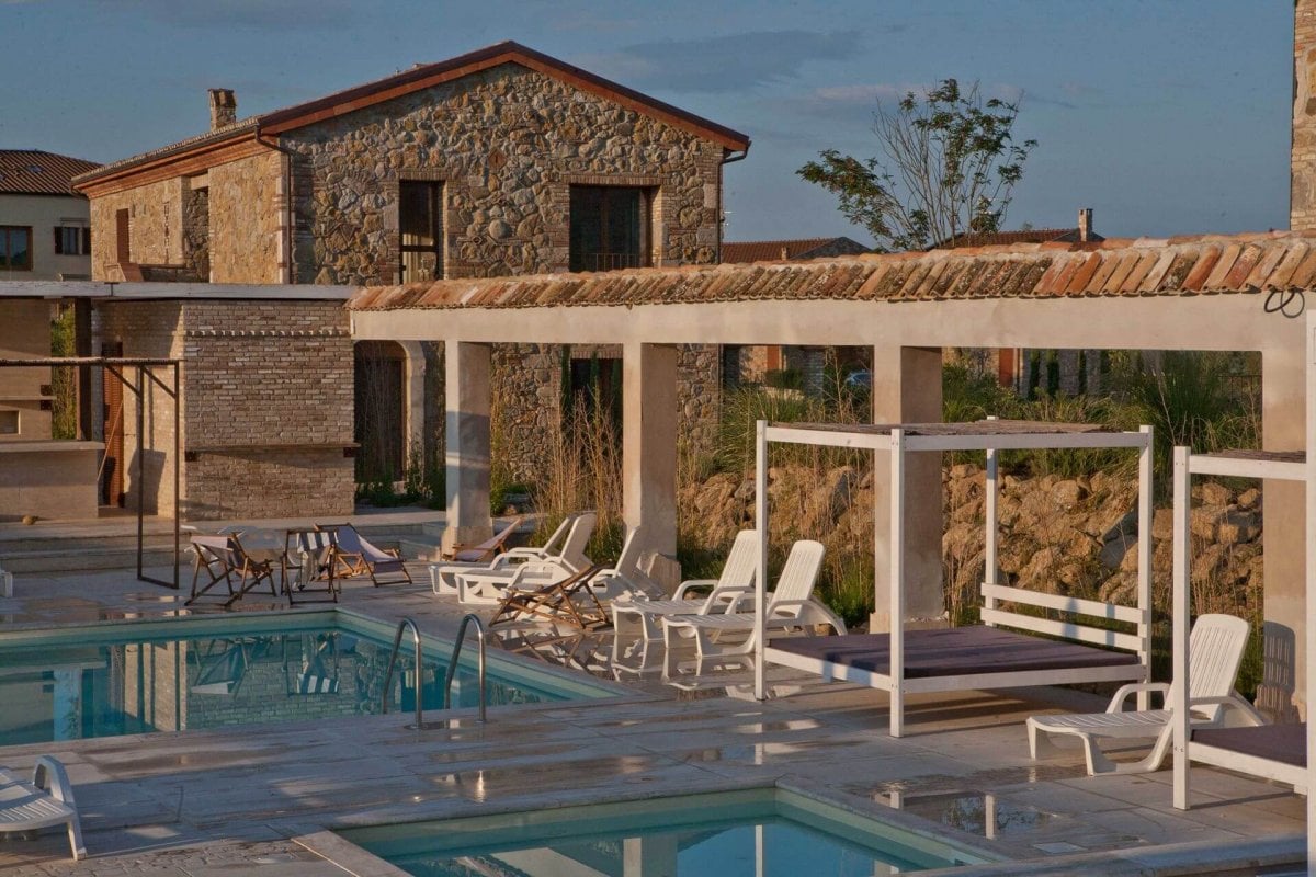 Private pool with sunloungers