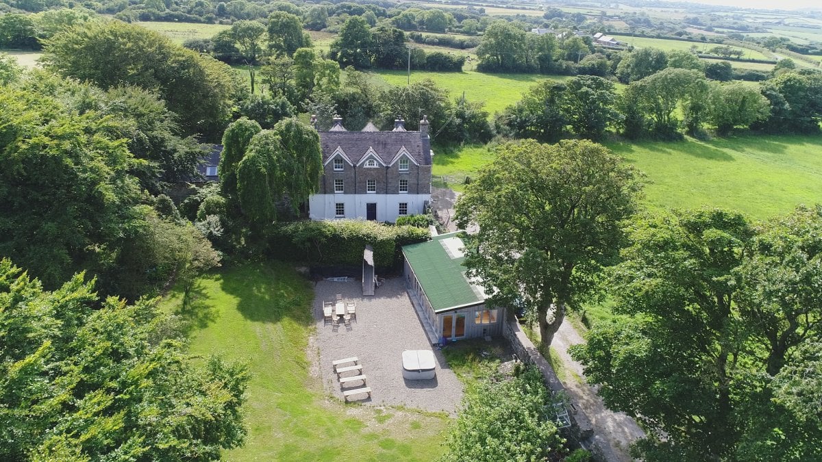 The Rectory and Retreat Cottage with huge new Games/Function room and hot tub in Garden