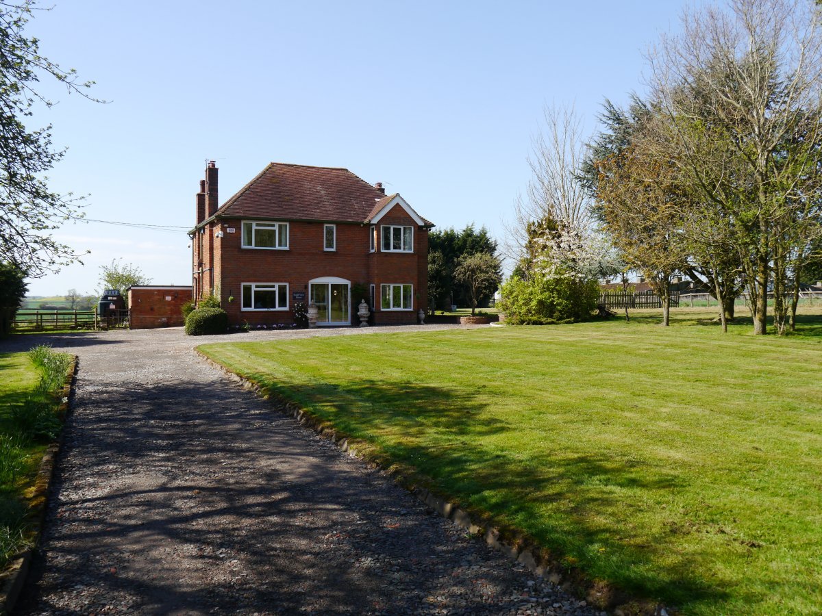 Large driveway with South View Country House set well back from lane behind private gates