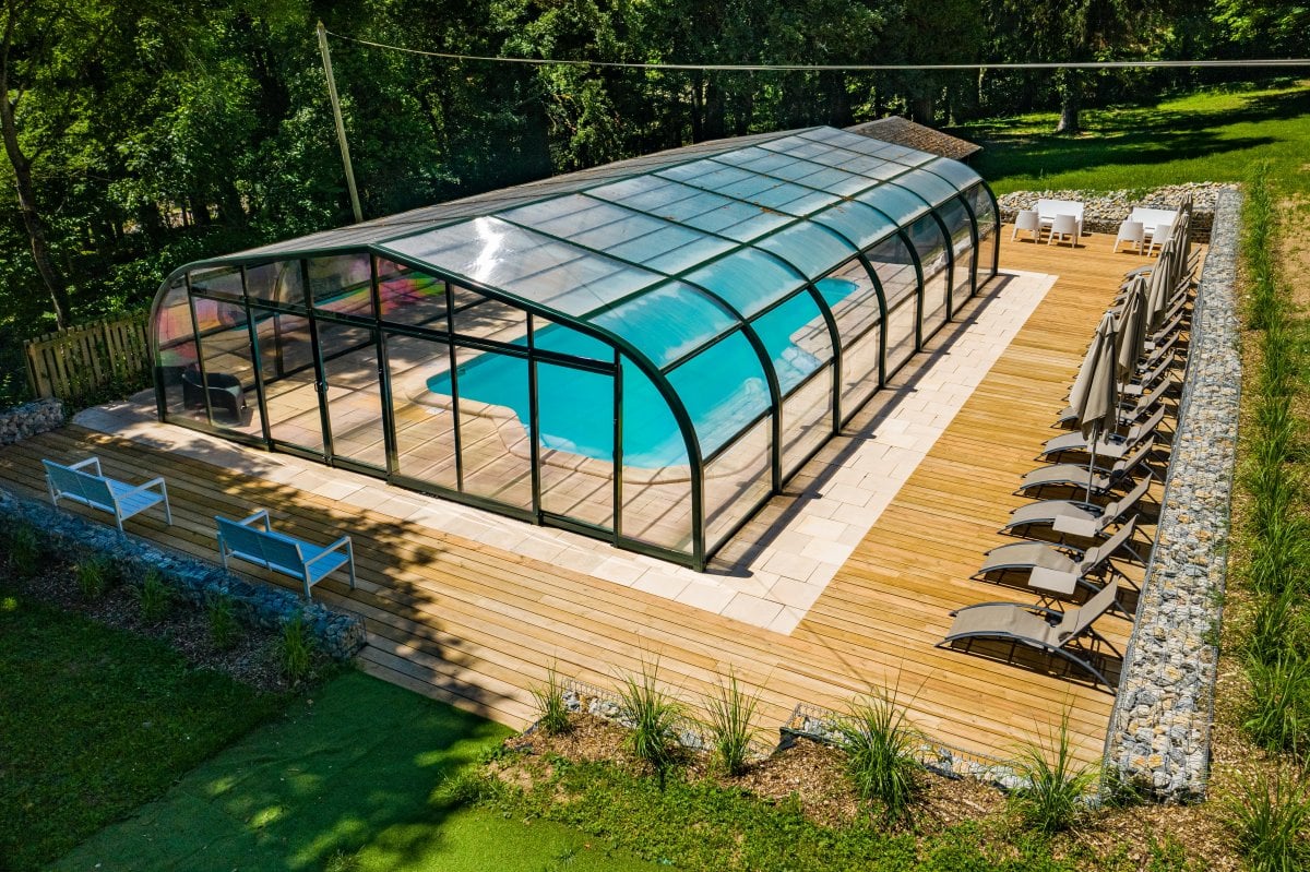 chateau de Frétoy - covered swimming pool