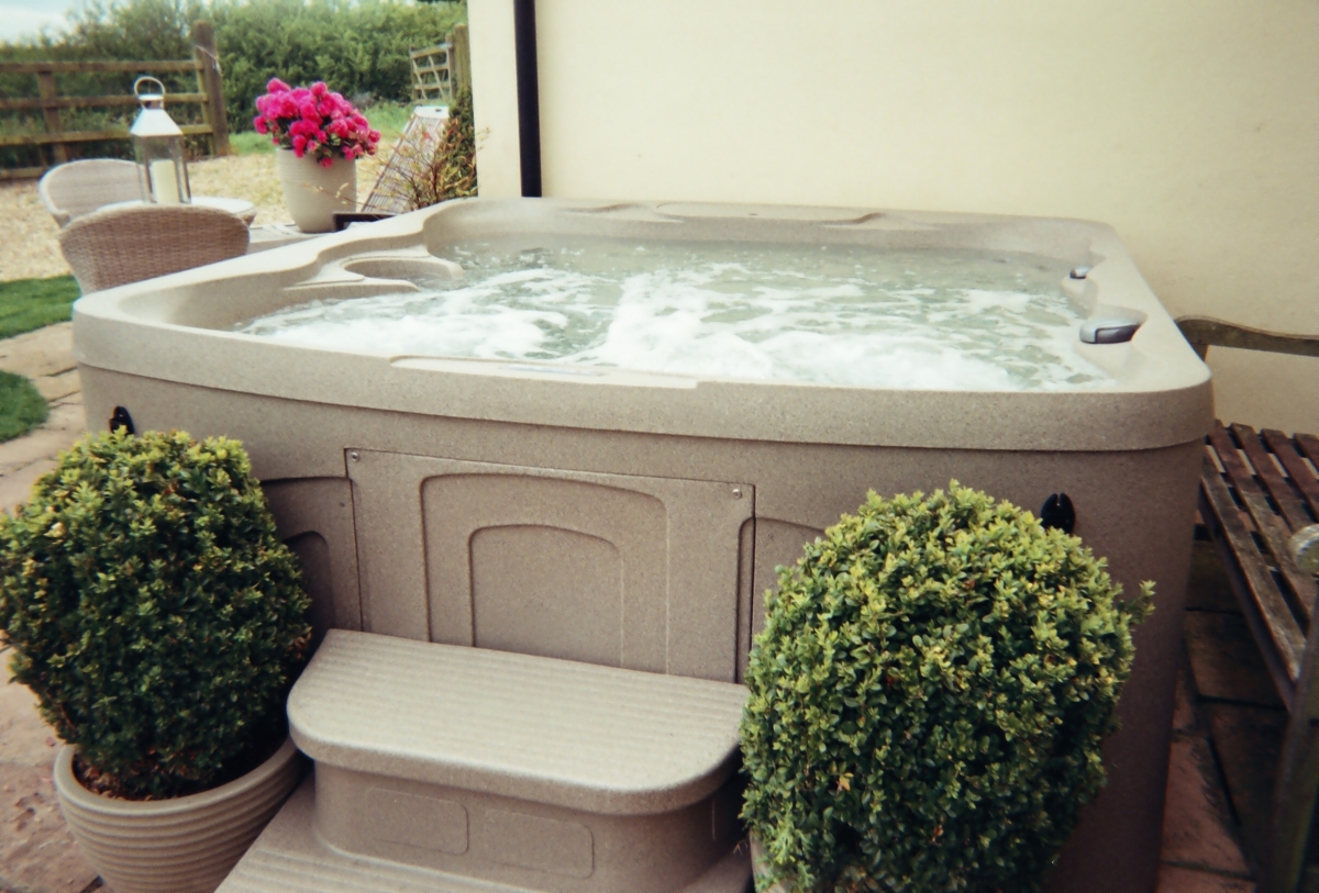 Huge hot tub on patio overlooking views no curfew