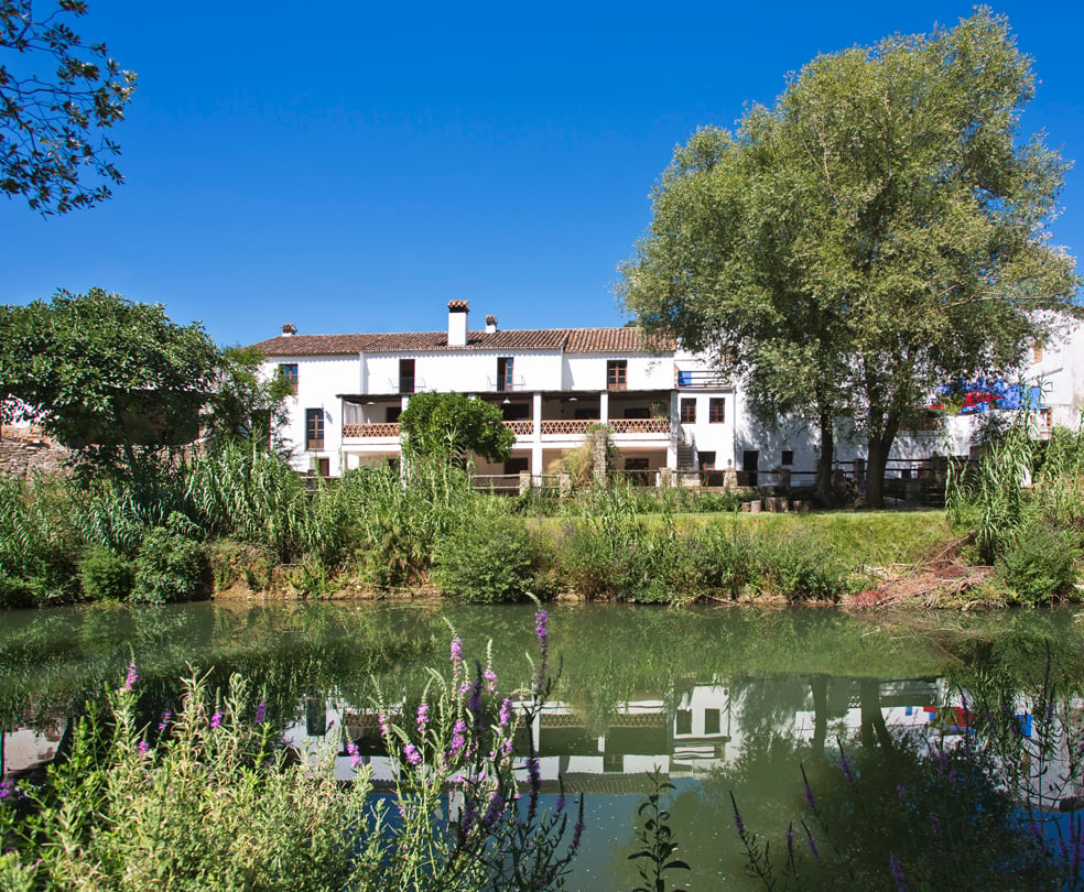 Casa del Rio - rear of house and dining area overlooking river