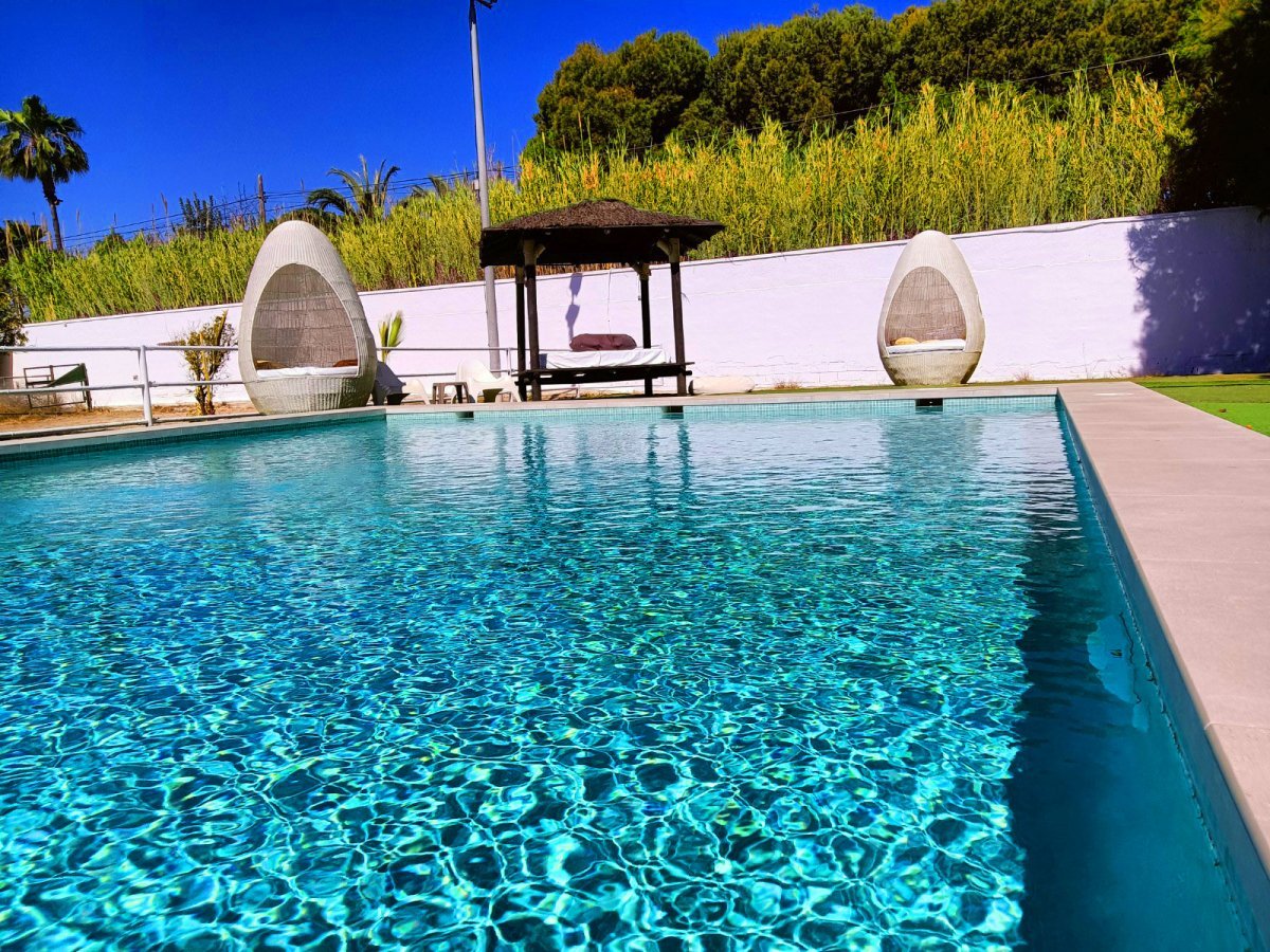 Villa la Gran Duquesa - outdoor pool and comfy seating