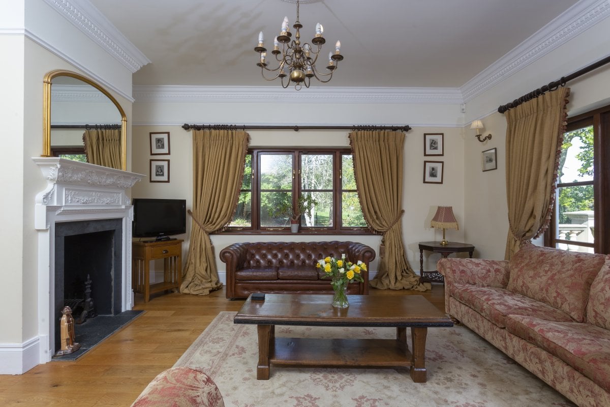 Woodbank- cosy snug and tv room adjacent to kitchen