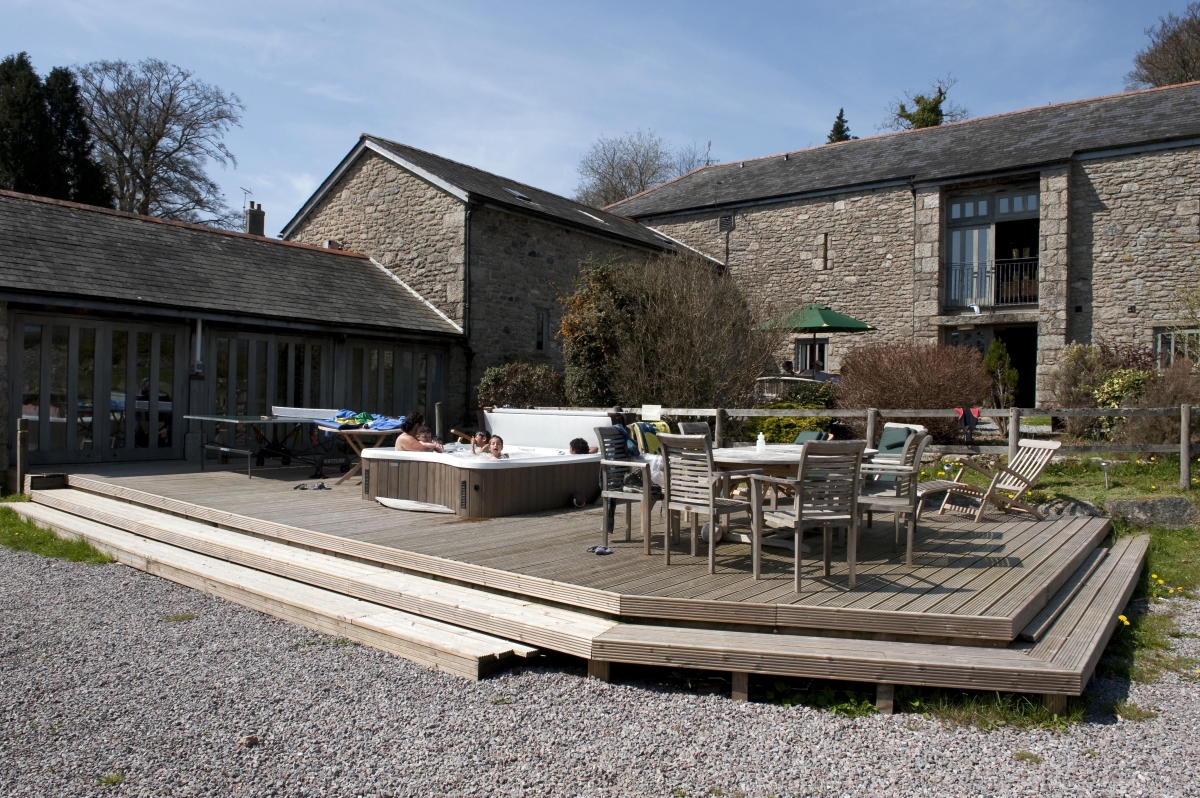 Hot Tub and Sun Deck in the Barn Courtyard