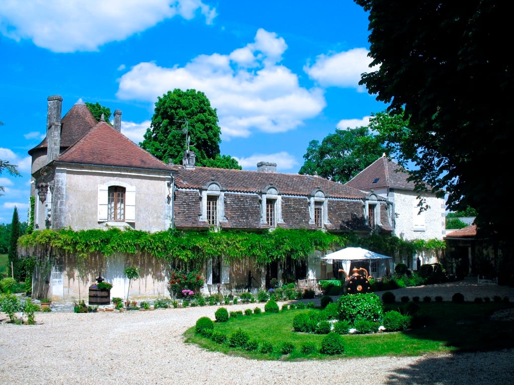 Chateau des Etoiles - sweeping driveway with mature shrubs and flowers
