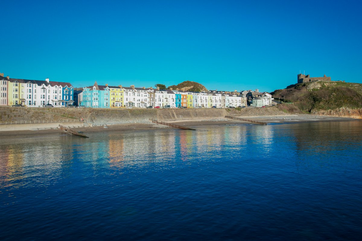 Glan y Mor located on Marine Terrace, which is on the seafront in the lovely town of Criccieth