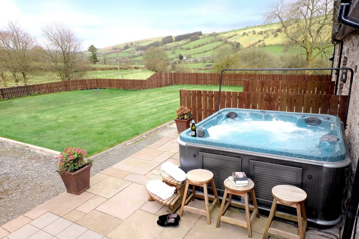 Hot Tub located outside Sycamore Barn - shared with Ash Tree Cottage