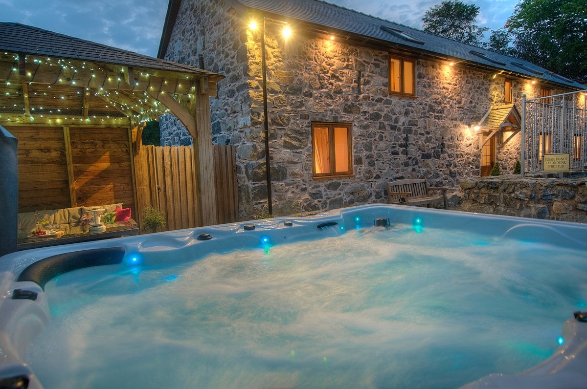 Castell Courtyard - relaxing bubbles for relaxation