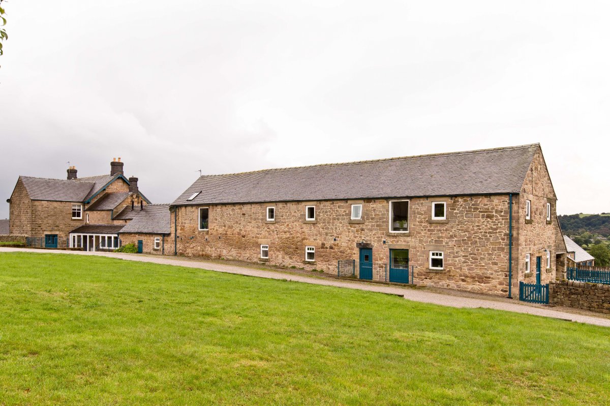 Manifold Barns - plenty of lawned areas for outdoor games