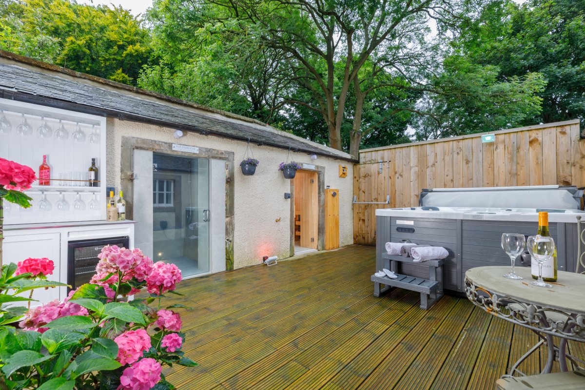 Hot Tub, Sauna and Steam Room with Bar Area and Drinks Fridge