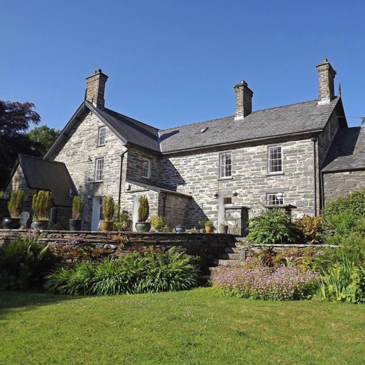 Plas Blaenddol: Lake House (left), Old Bell House (right)