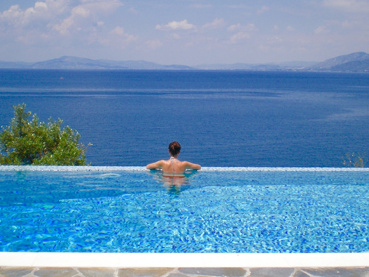 Infinity pool with 180 degree uninterrupted view