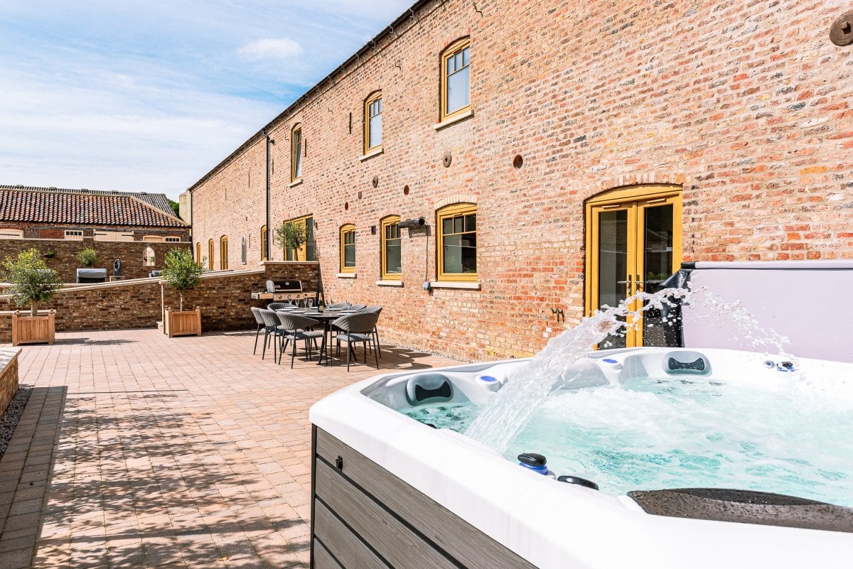 Kipling House Barn - hot tub and outdoor seating in courtyard