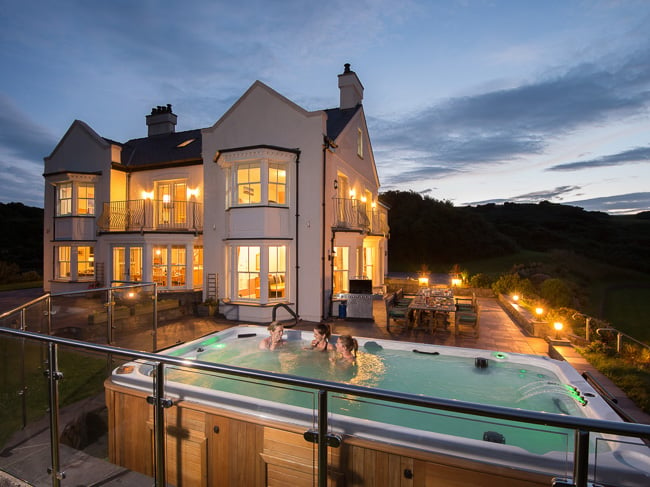 Llanlliana Hot Tub at Night