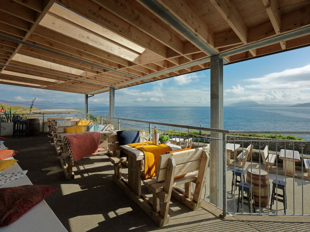 Bay View House - terrace with blankets to enjoy that fantastic backdrop