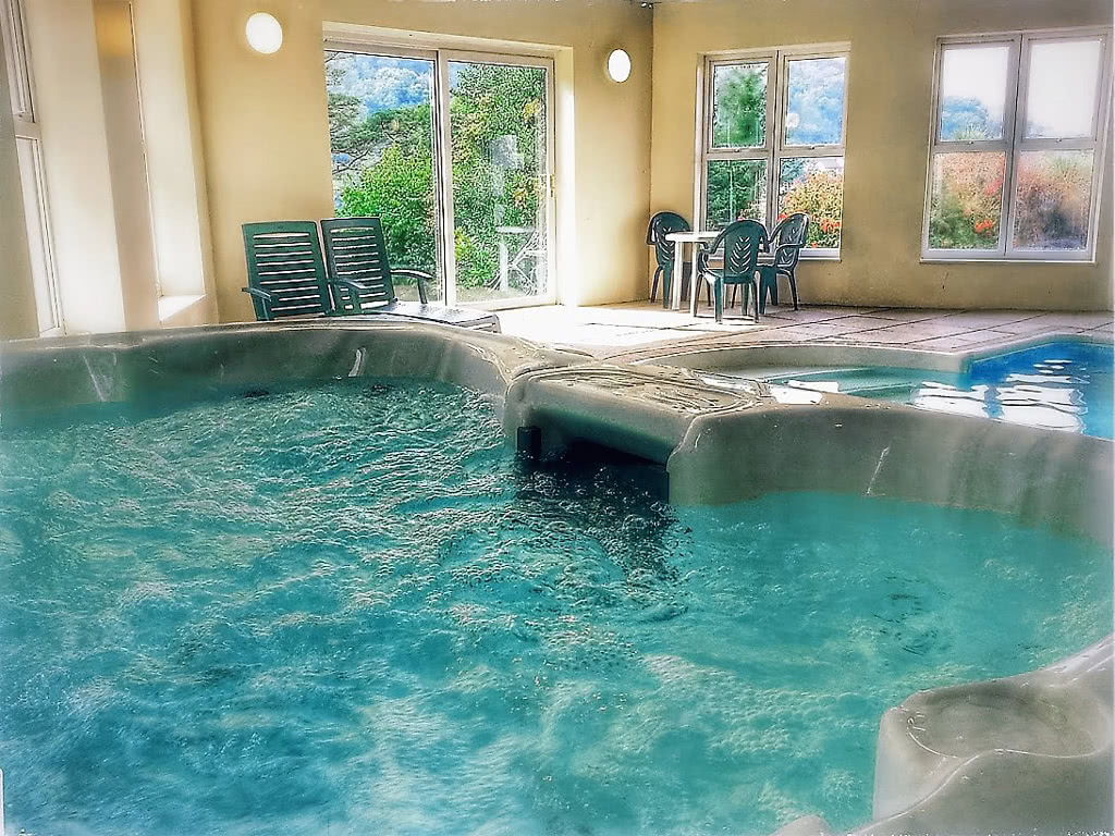 Hot tub, seats 6
