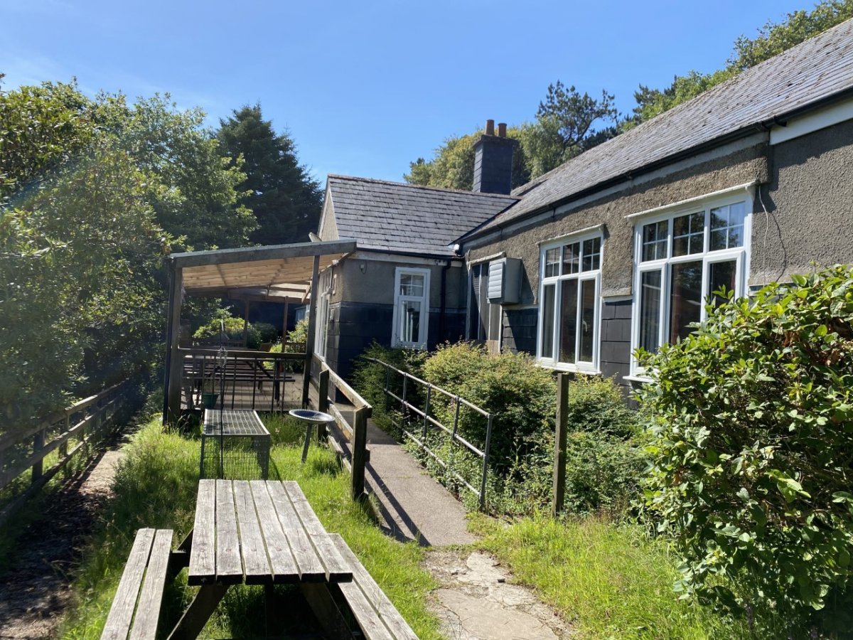 Outside eating and seating areas at Yenworthy Lodge